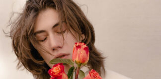 “La tua stanza piena di fiori”, il significato del brano di Nicoò Marangoni nicolò marangoni