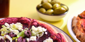 Pizza viola con barbabietola in crema, porri, feta e olive nere: ricetta in tv pizza viola