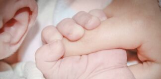 Bonus bebè da 5mila euro per i neogenitori, le nuove misure di Prysmian neonato