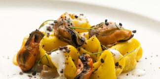 Tortellino bugiardo, cozze, emulsione alla bisque e panna acida: ricetta in Tv tortellino bugiardo