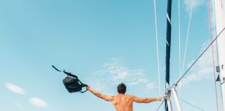 Vacanze in barca a vela per single: le destinazioni top nel Mediterraneo