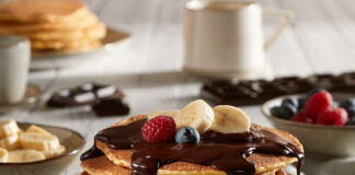 Pancake al Cioccolato, le ricetta per un colazione facile pancake con glassa cioccolato
