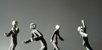 The subtle irony of Aleksandra Schmidt’s stylised and surreal sculptures (IE) aleksandra schmidt
