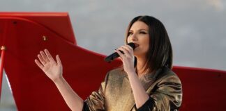 2022, Pausini: “Sorridere ci salverà, siamo noi a cambiare la nostra vita in meglio” laura pausini los angeles