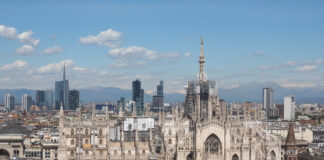 Covid: a Milano scatta l’obbligo di indossare le mascherine anche all’aperto