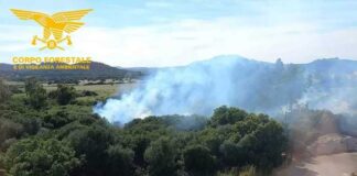 Fiamme vicino ad alcune case di Olbia, domate dall’elicottero