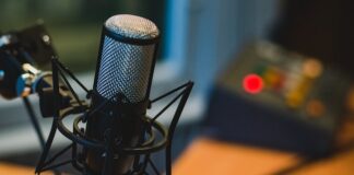 Podcast, gli elementi di successo del fenomeno del momento microfono podcast