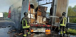 Udine, intervento per spegnere le fiamme di un semirimorchio sulla A23 semirimorchio in fiamme sulla A23