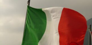 Roma, vilipendio e danneggiamento alla bandiera: denunciati 3 turisti bandiera italia