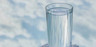 Menopausa, l’importanza di un corretto apporto di acqua bicchiere acqua