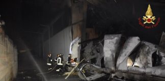 Palermo, a fuoco un capannone di un’azienda alimentare incendio capannone