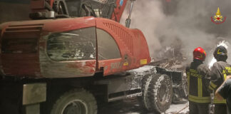 Forlì-Cesena, incendio in una ditta che tratta ferro vecchio incendio ditta