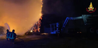 Pollenza, incendio in un fienile: intervento nella notte dei Vigili del Fuoco incendio pollenza