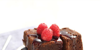 Quadrotti Cremosi al cioccolato e lamponi: la ricetta quadrotti cremosi lamponi