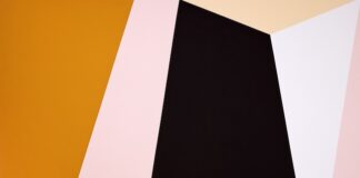 Il rigore geometrico che tende verso l’infinito nelle opere di Ulla Vibeke Ferdinandsen auro