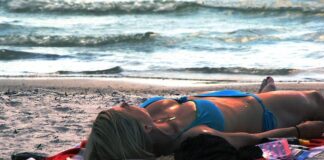 Abbronzatura perfetta senza scottatura, il ruolo benefico dell’acqua beach modella