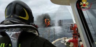 Africo Nuovo, incendio di un’imbarcazione della GdF imbarcazione in fiamme
