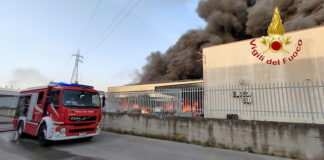 Caserta, incendio in una fabbrica che produce caffé: l’intervento dei VdF incendio fabbrica caffé