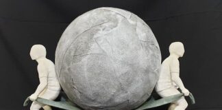 Il mondo ironico e bizzarro delle sculture di Osvaldo Moi litiganti osvaldo moi