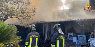 Roma, incendio in un deposito di legname: l’intervento dei Vigili del Fuoco roma incendio salaria