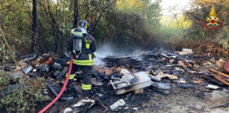 Trieste, incendio di un deposito di masserizie: nessun ferito fiamme deposito masserizie