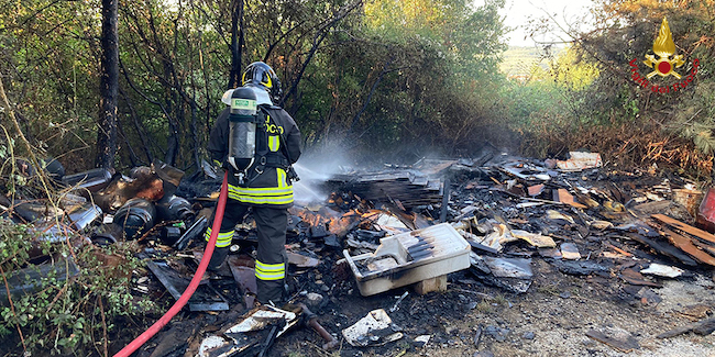 fiamme deposito masserizie