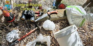 Catania, coltivazione e detenzione di stupefacenti per spaccio: un arresto foto attrezzi binocolo