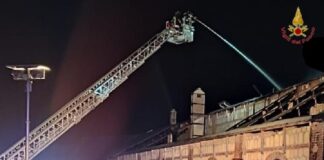 Verona, incendio in un deposito: l’intervento del Vigili del Fuoco incendio verona