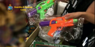 Como, maxi sequestro di oltre 240mila tra giocattoli e altri articoli pistole acqua sequestrate