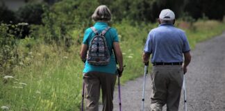 Terza età, i consigli per combattere la disidratazione in estate walking anziani