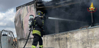 Spento incendio in un tetto di un edificio a due piani a Comiso incendio comiso
