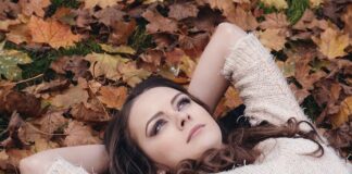 Autunno 2021, come superare al meglio il cambio di stagione riflessione donna