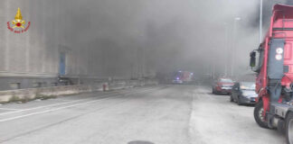 Benevento, incendio nel deposito di una fabbrica di materiale plastico benevento incendio materiale plastico