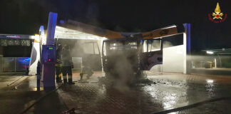 Cuneo, incendio di un autocarro all’interno di un autolavaggio cuneo autucarro in fiamme