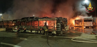 Incendio nel deposito Atac di via Prenestina a Roma, l’intervento dei VdF incendio atac roma
