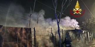 Verona, incendio di alcune baracche vicino la linea ferroviaria del Brennero incendio baracche verona