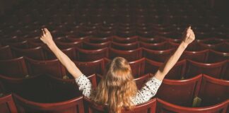 Assemblea Nazionale 2021 SIEDAS a Bologna: il programma Excited woman in auditorium