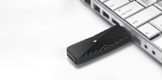 USB Wi-Fi 6, da D-Link il primo adattatore al mondo: la caratteristiche USB flash hard drive plugged into laptop, close-up