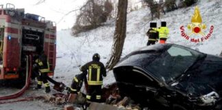 Esce dall’auto dopo l’incidente e cade in un pozzo, muore 20enne