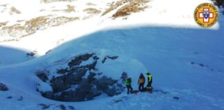Cade in una dolina, scialpinista salvo dopo una notte all’addiaccio