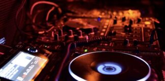 Chiusura delle discoteche fino al 31 gennaio, l’appello della Fipe-Confcommercio consolle radio dj