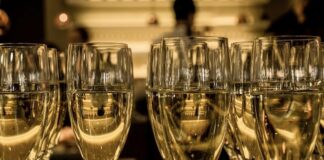 Brindisi di Capodanno 2022, i dati sui consumi di vini e spumanti in Italia bicchieri spumante
