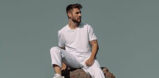 “Piove sulla luna”, il nuovo singolo di Daniele Coletta daniele coletta seduto sullo scoglio