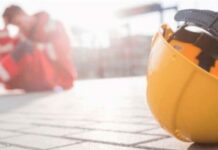 Morti sul lavoro in Italia da gennaio a maggio 2026: 370 vittime, -4,1% rispetto al 2025. Over 65 e stranieri i lavoratori più a rischio lavoro casco