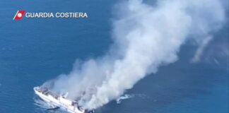 Incendio nave al largo di Corfù, ministro greco conferma: 12 dispersi