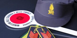 Tentata truffa sul web, la Gdf di Lucca scopre un finto finanziere distintivi gdf