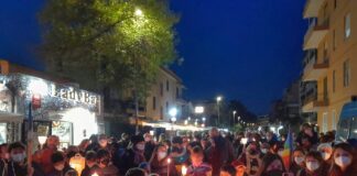 Roma, oltre 200 persone in via Boccea per la fiaccolata per la pace