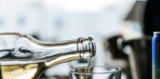 Verona, al via l’edizione 2022 del festival Natural Born Wines vino bianco