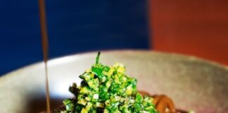 Spaghetti, demi-glace di cipolle alla brace e gremolata di limoni salati: ricetta in tv marchi spaghetti cipolla