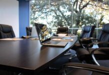 Uffici sovraffollati e postazioni oltre il 111%: la data governance diventa la nuova bussola del lavoro in presenza tavolo ufficio